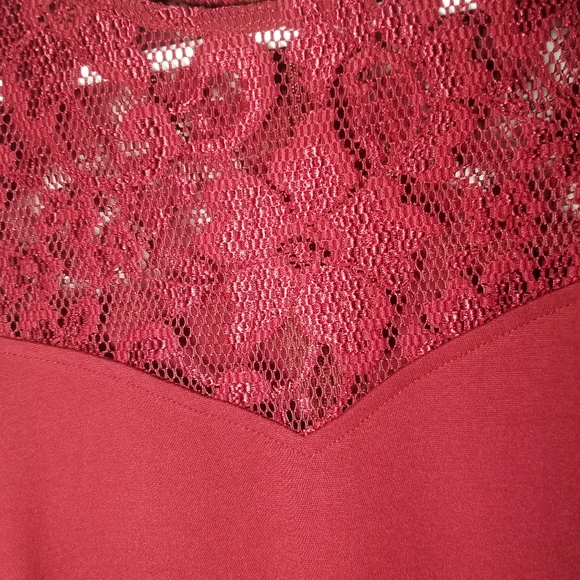 Red laced dress - Picture 4 of 7
